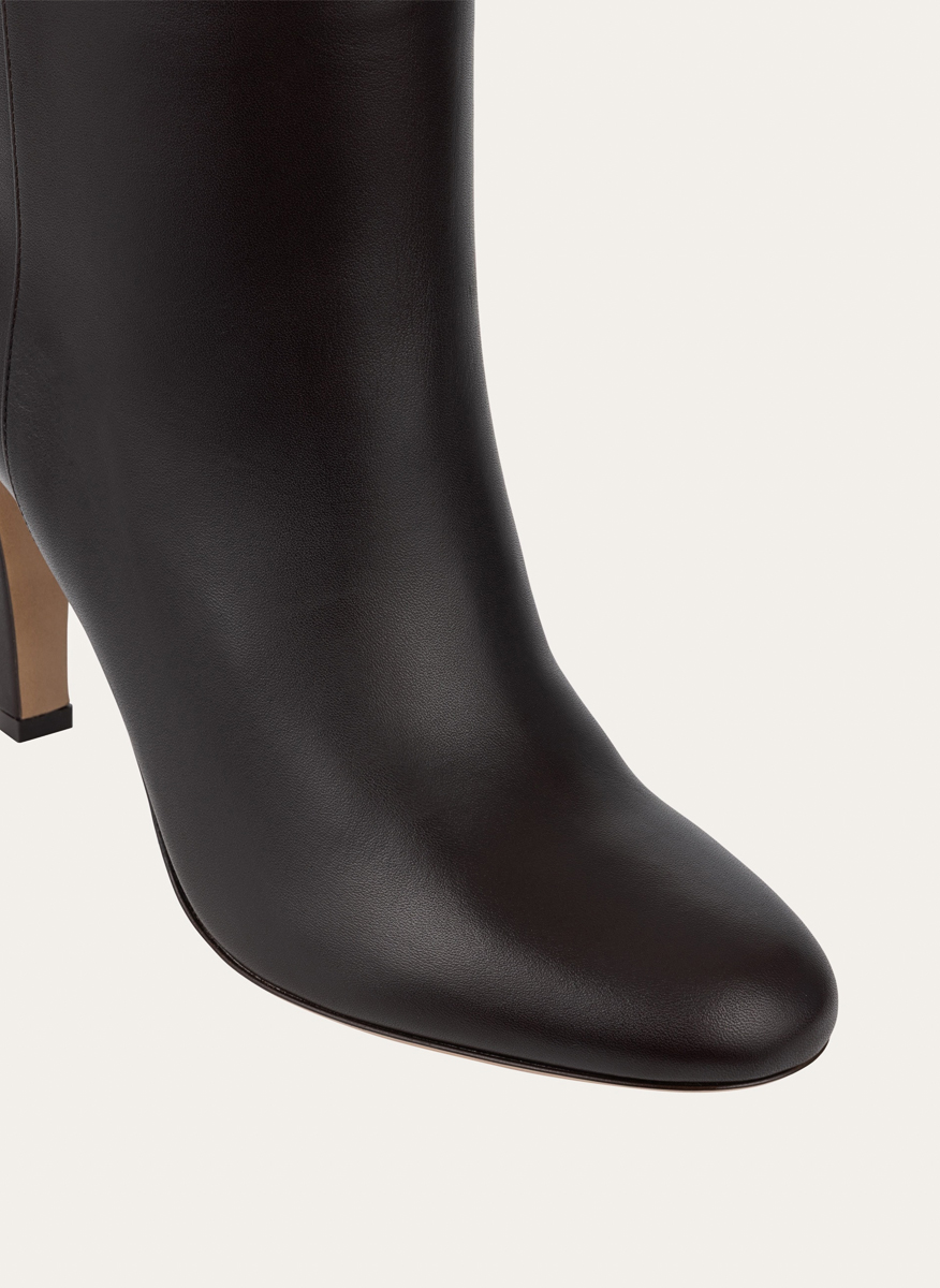 Високи кожени ботуши на ток Ferragamo