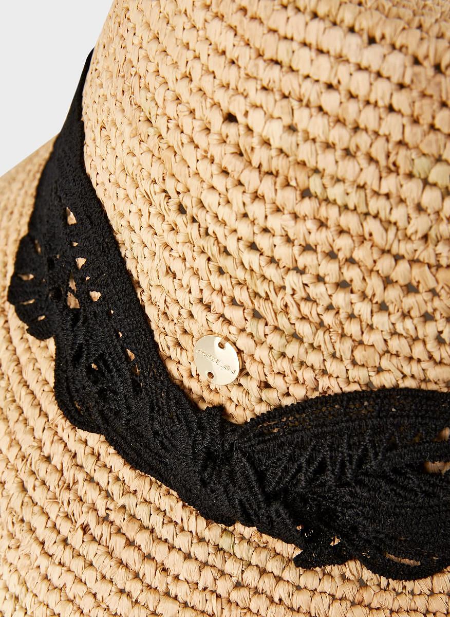 Шапка апликирана с дантела Marc Cain Collections